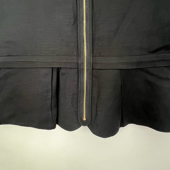 Elegant Black Sleeveless Top - Picture 5 of 6